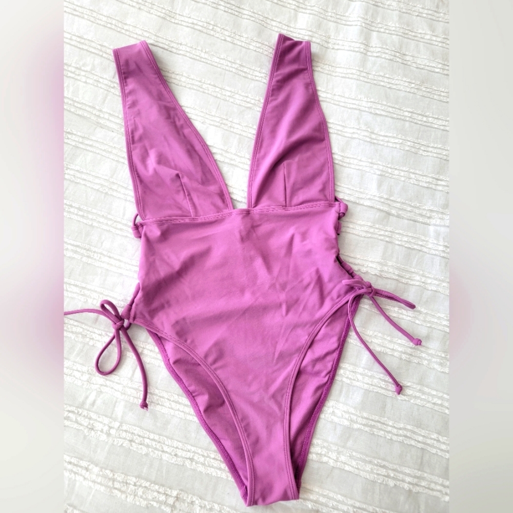 Super Cute and Sexy One Piece Swimsuit. Forever 21.